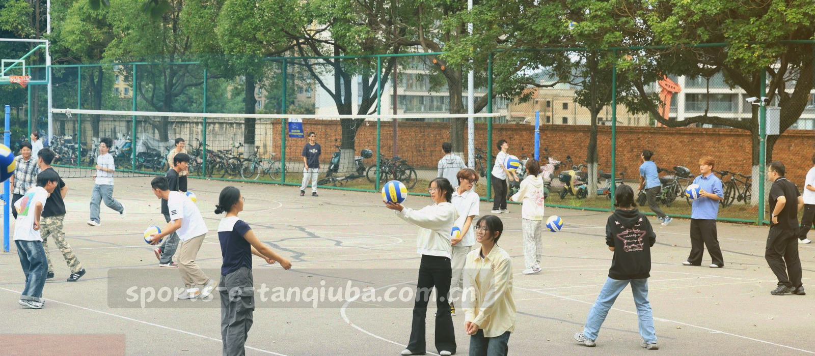 夜间球场灯光拖影的横向氛围图，画面无人物面部细节